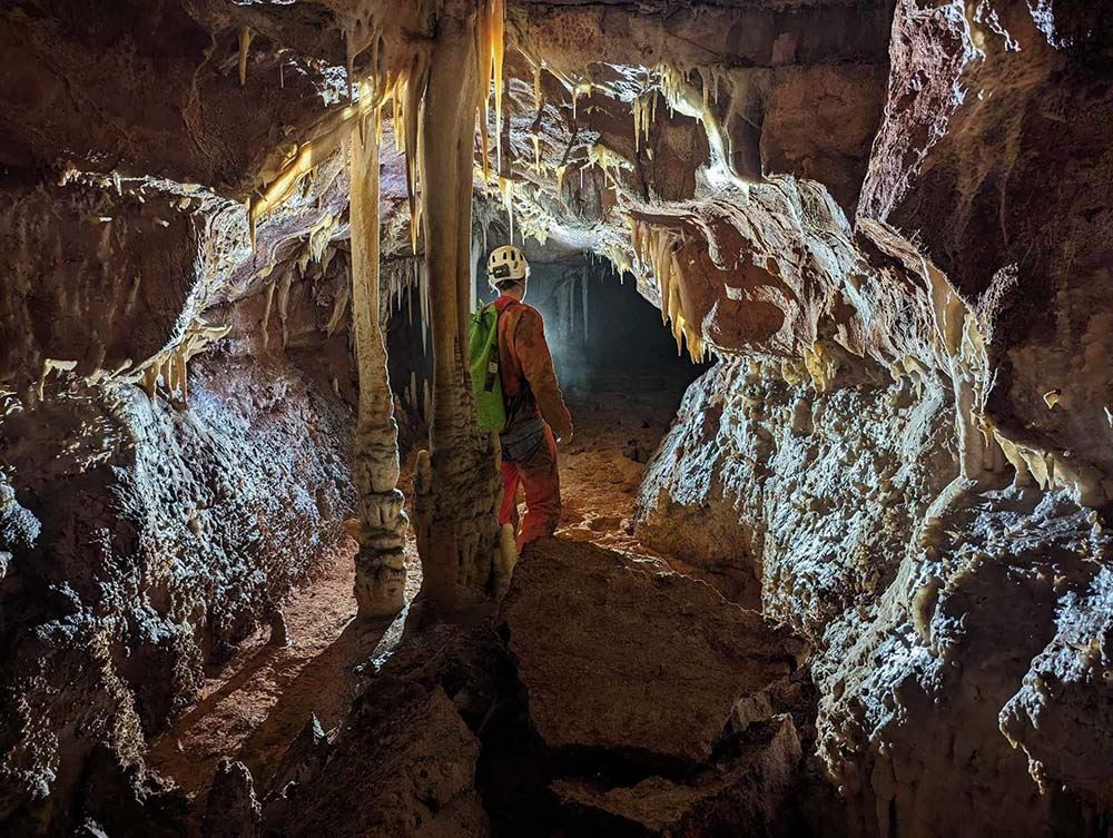Guillaume guidant une exploration souterraine