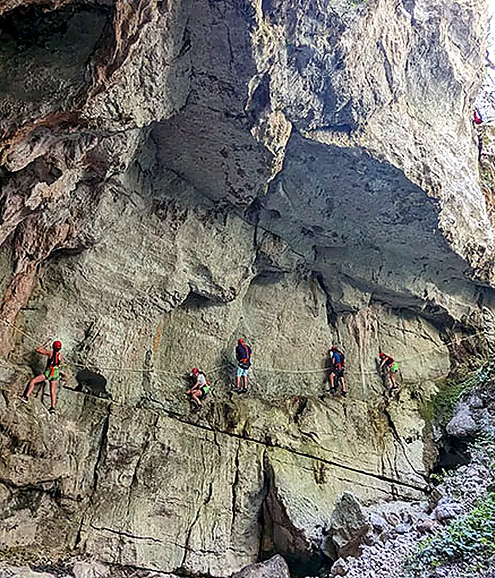 Parcours de via ferrata sur une paroi rocheuse