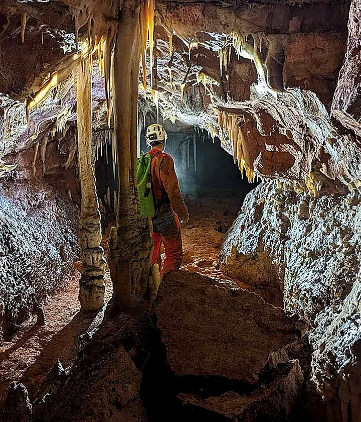 Exploration d'une vaste cavité souterraine